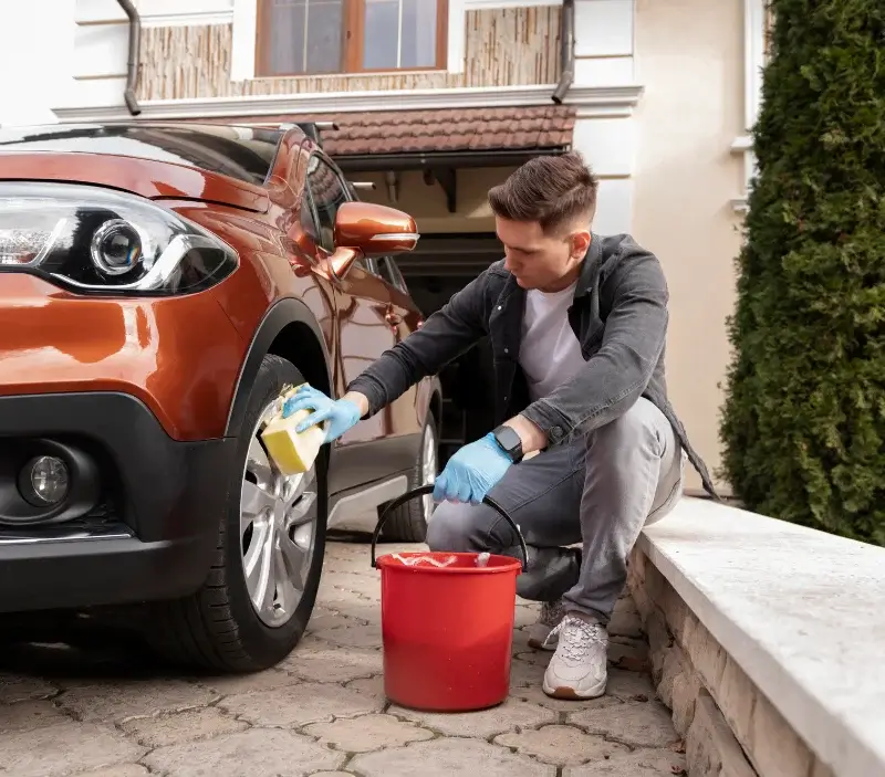 Lavage auto à domicile Bussac-sur-Charente : professionnel intervenant sur un véhicule